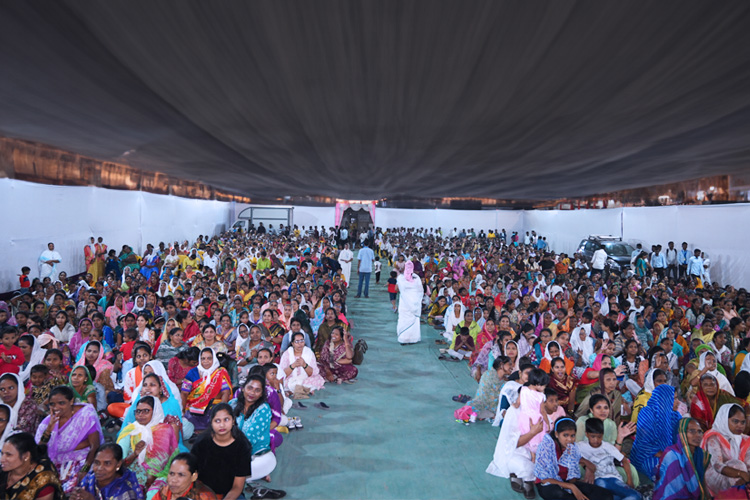 On January 13 and 14, 2024, thousands gathered for Grace Ministry's two-day prayer meeting at Sion on the Mumbai grounds. The two-day prayer assembly drew attendees from around Mumbai. This is a detailed report of the Day 2 prayer meeting conducted in Koliwada, Dharavi.